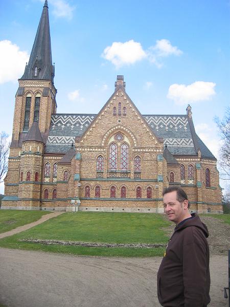 1 april 2008 074.jpg - Ivan framför kyrkan (som förövrigt såg helt ny ut, men påstods vara strax över 100 år).